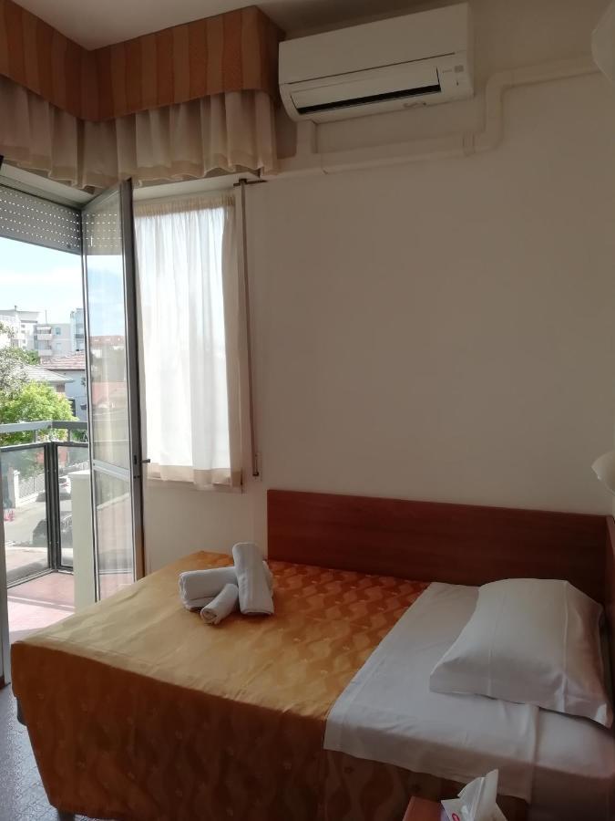 Hotel Goldene Rose Rimini Bagian luar foto