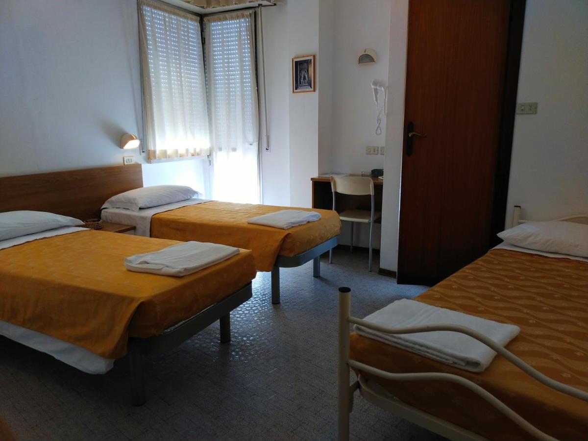 Hotel Goldene Rose Rimini Bagian luar foto