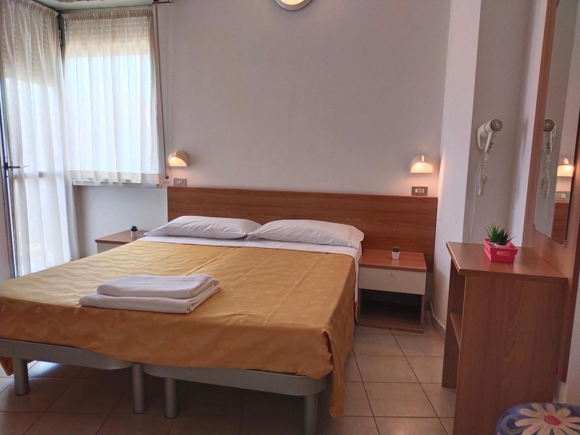 Hotel Goldene Rose Rimini Bagian luar foto