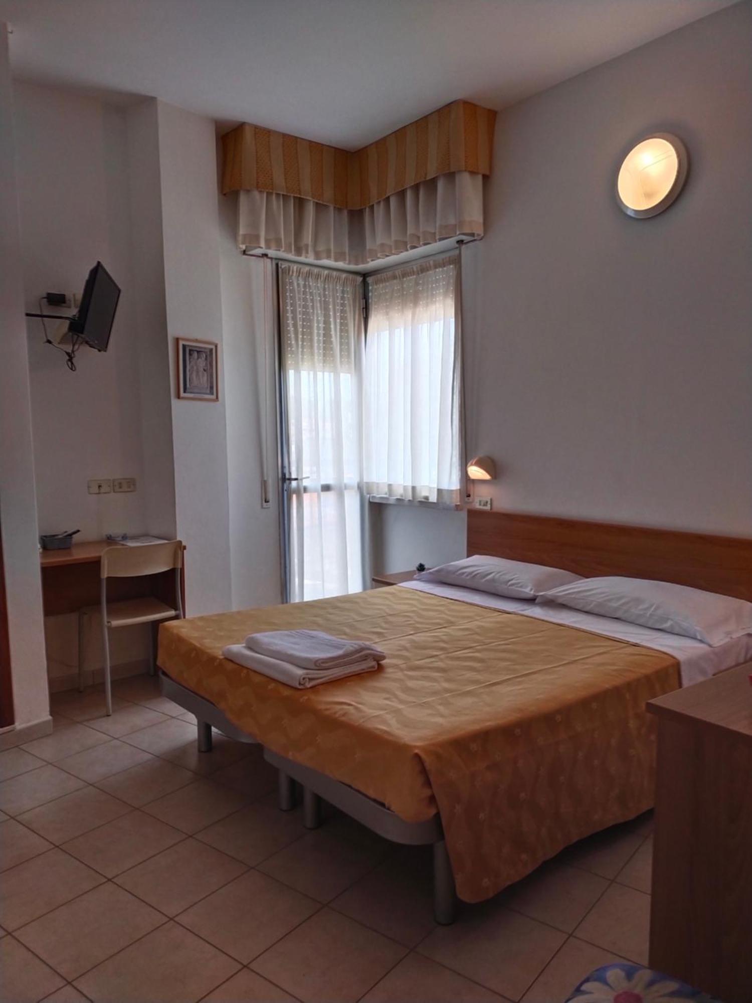Hotel Goldene Rose Rimini Bagian luar foto
