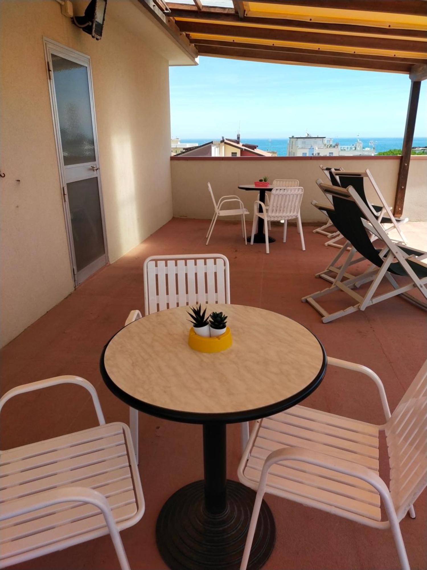 Hotel Goldene Rose Rimini Bagian luar foto