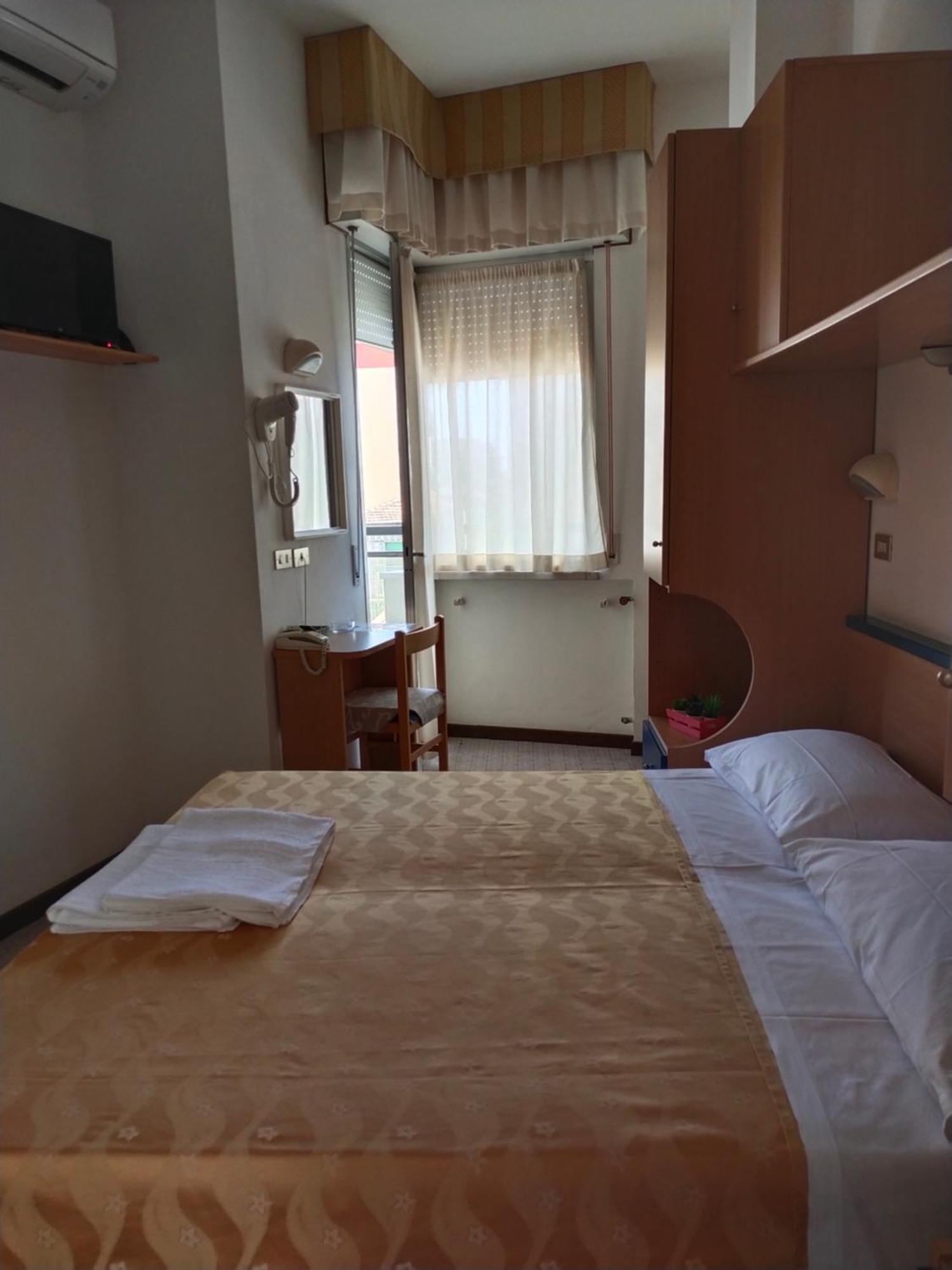 Hotel Goldene Rose Rimini Bagian luar foto