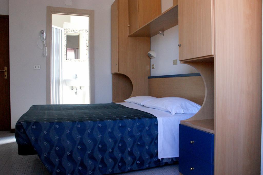 Hotel Goldene Rose Rimini Bagian luar foto