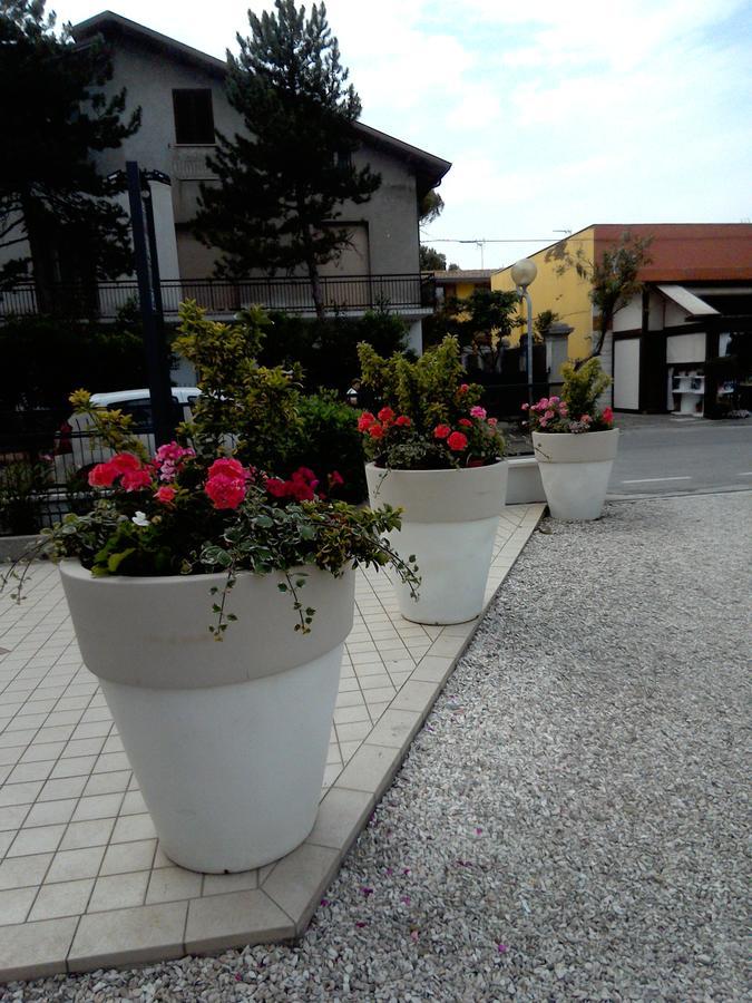 Hotel Goldene Rose Rimini Bagian luar foto