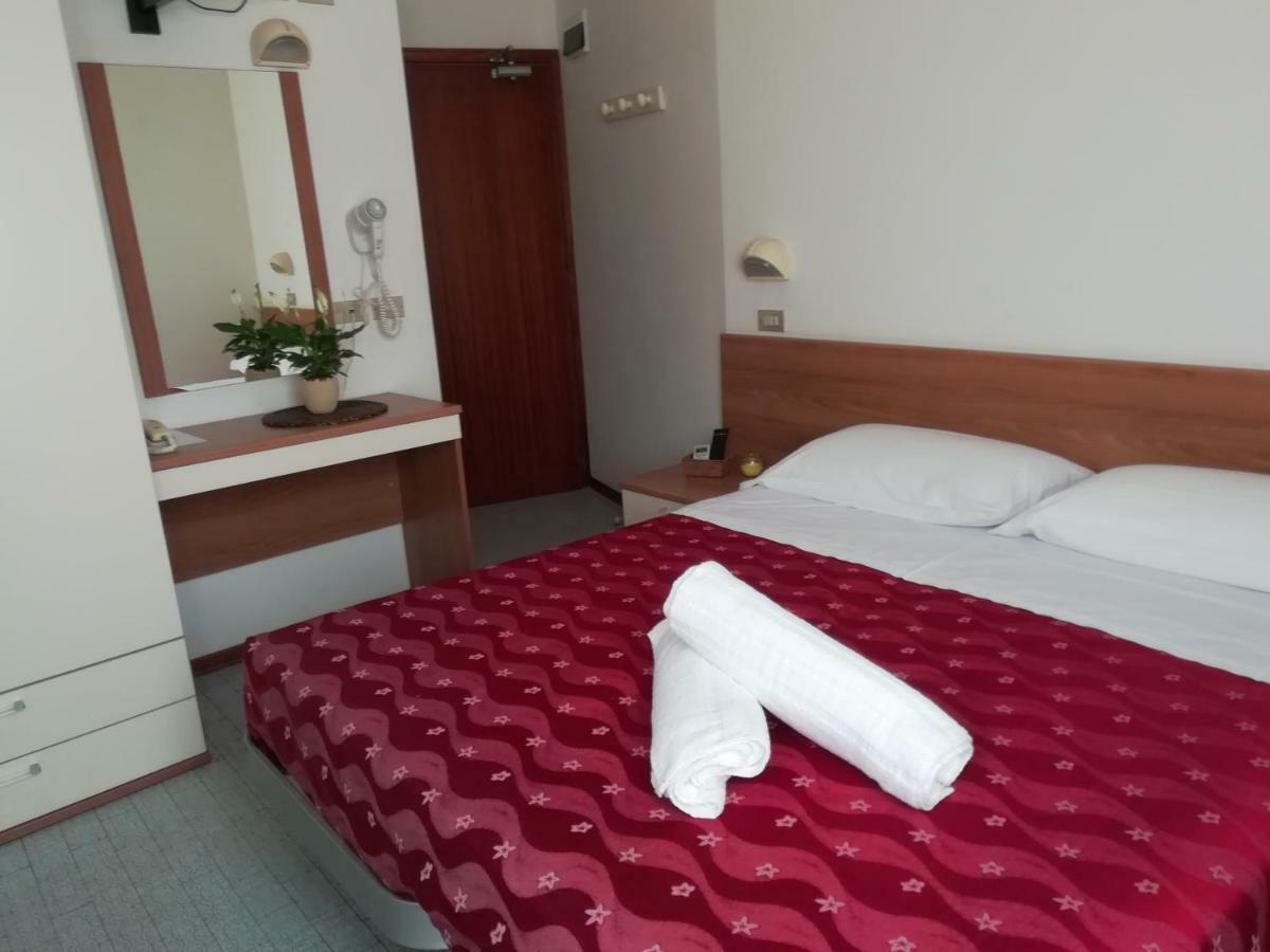 Hotel Goldene Rose Rimini Bagian luar foto